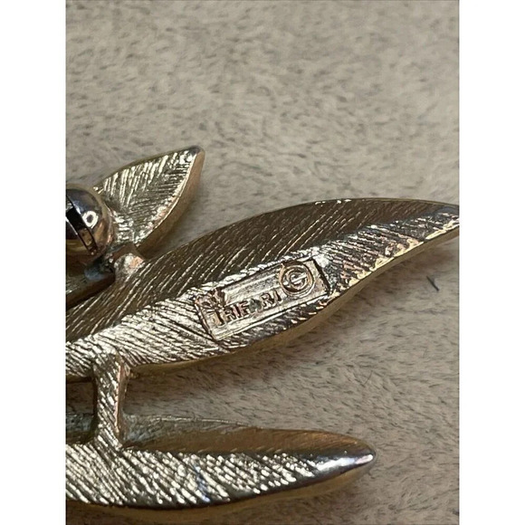 Vintage Signed Crown TRIFARI White Enamel Leaf Feather Pin Brooch 2.5" - Picture 5 of 5